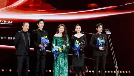 During the “Weibo Night” awards ceremony, Xiao Zhan captured the spotlight by winning a prestigious award. His modest decision to sidestep the spotlight for the second time led to conversations among attendees!