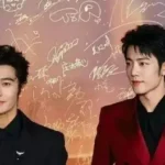 During “Weibo Night,” the atmosphere was electric as stars dazzled, with Xiao Zhan consistently wowing the crowd alongside Huang Xiaoming, where they captured everyone’s attention by intertwining their fingers!